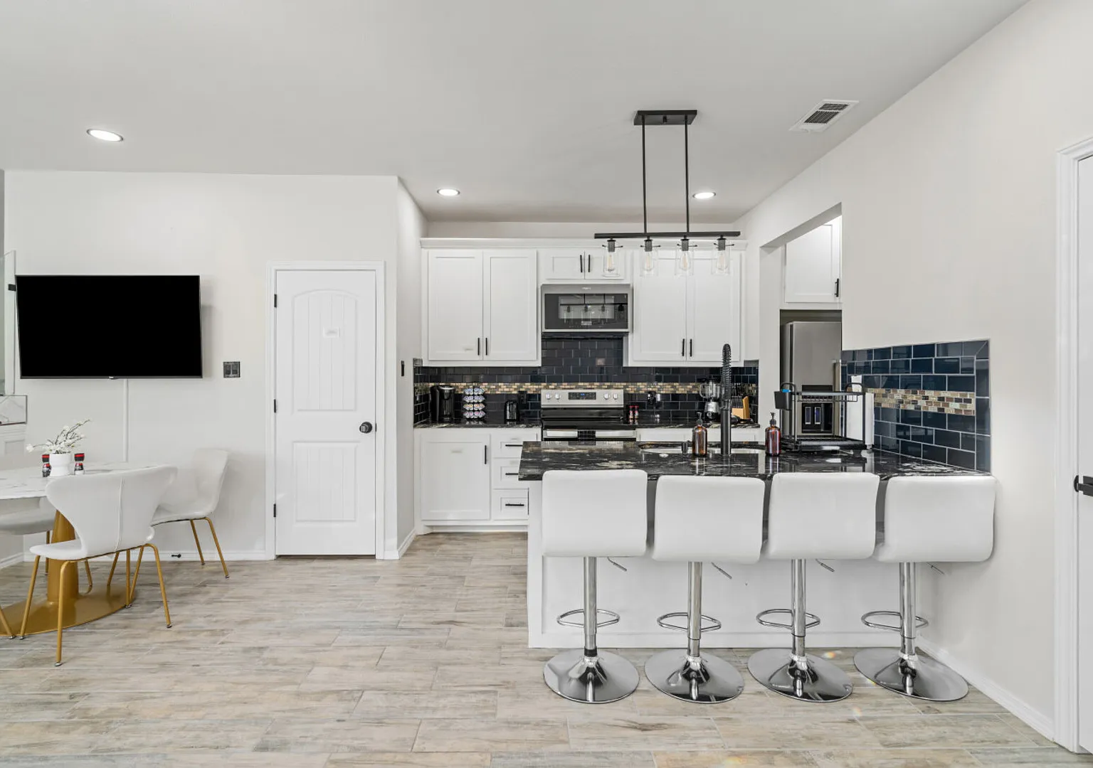 4BR En-Suite Townhome | Near UH + Downtown — Photo 4