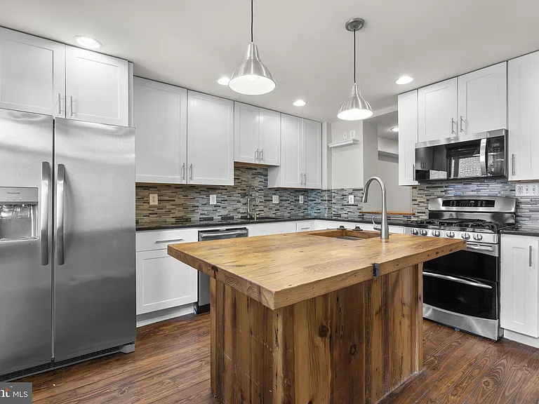 112 E Randall St — Photo 14