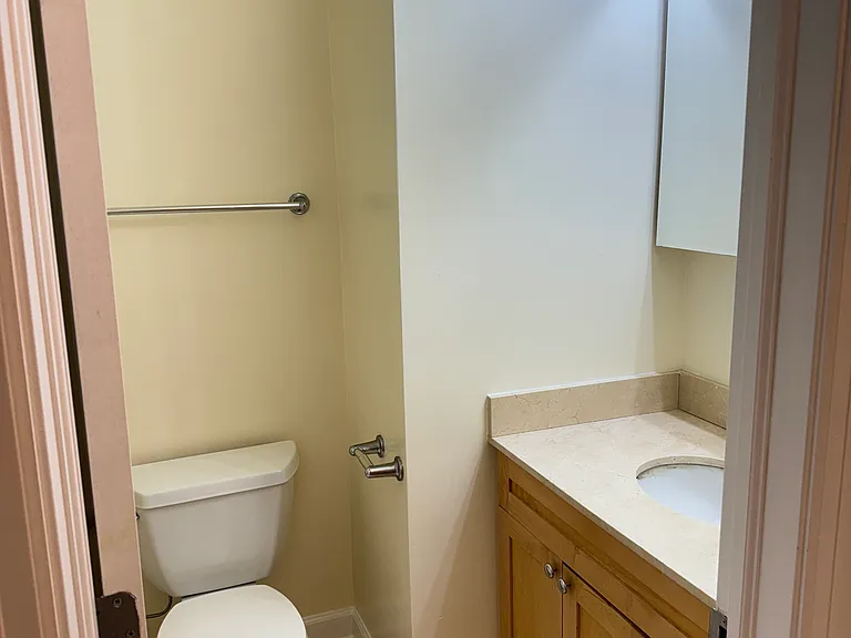 843 E 52nd St #3 — Photo 9