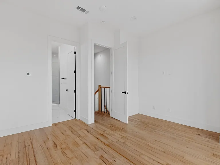 2080 Kelly Ave — Photo 8