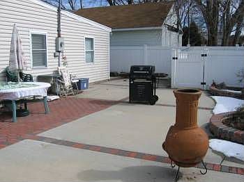 4th image of 349 Gardiner Ave