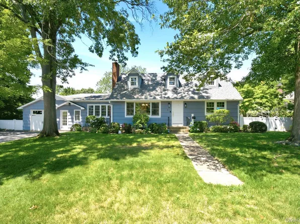 7 Vine Street, Bayville, NY 11709