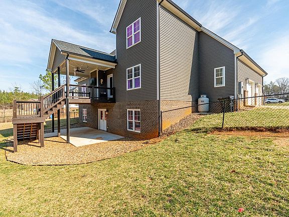 3rd image of 835 Sunset Ridge Dr