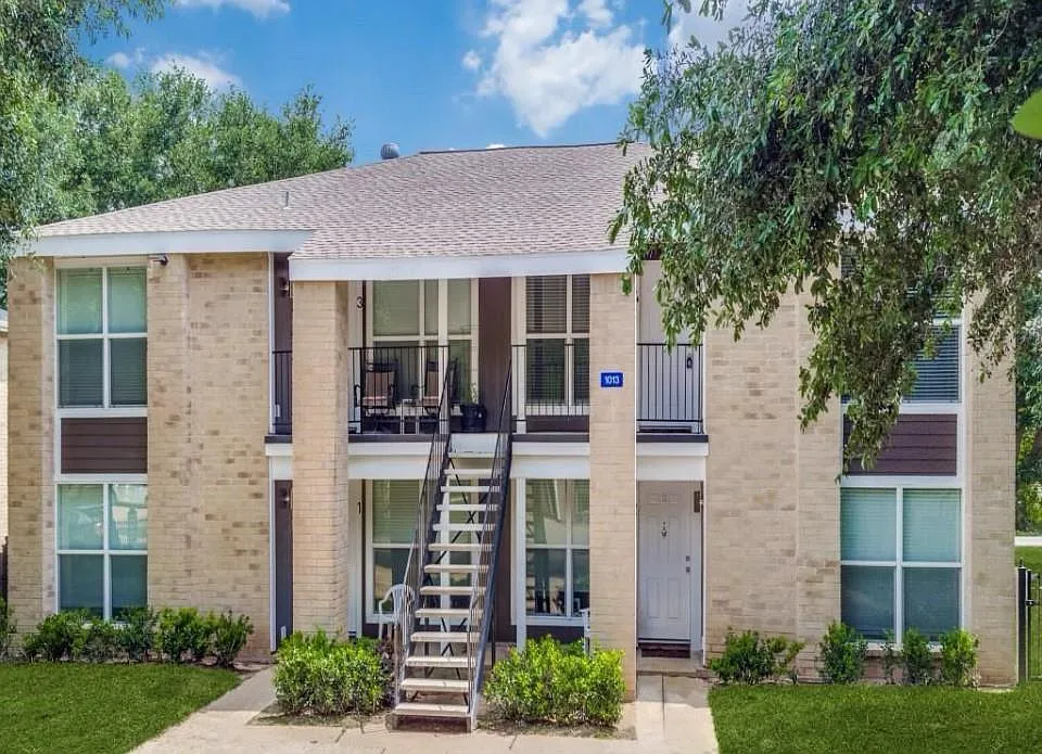 2 bed, 1.0 bath, 900 sqft, $1,195 — Photo 1