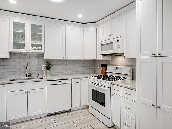 2nd image of 12608 Oakwood Dr