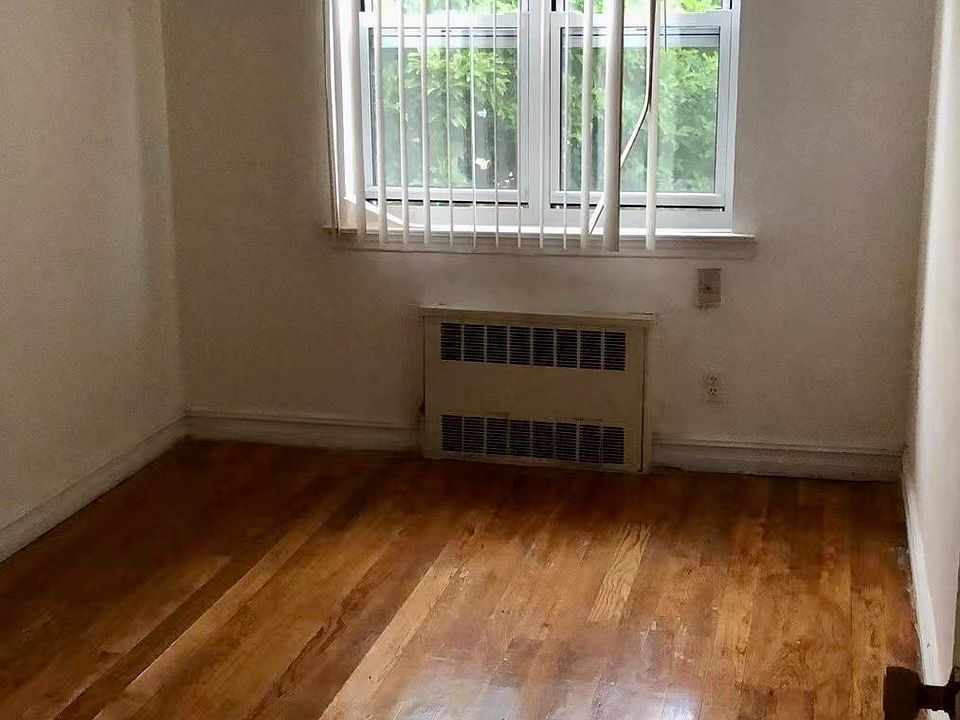 2nd image of 16233 73rd Ave Floor 2