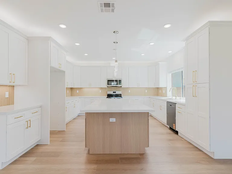 1079 E Elmwood Ave — Photo 15
