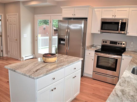 3rd image of 18 Woodlawn St