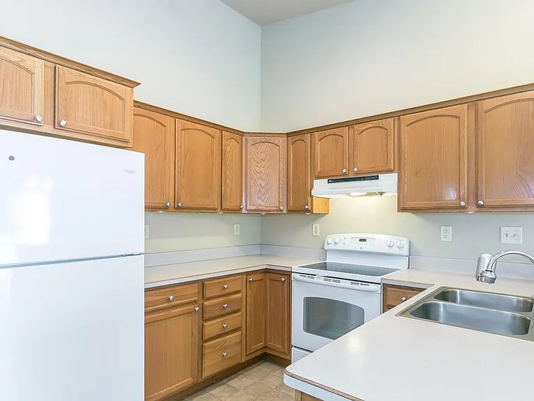1087 N Pine St — Photo 14