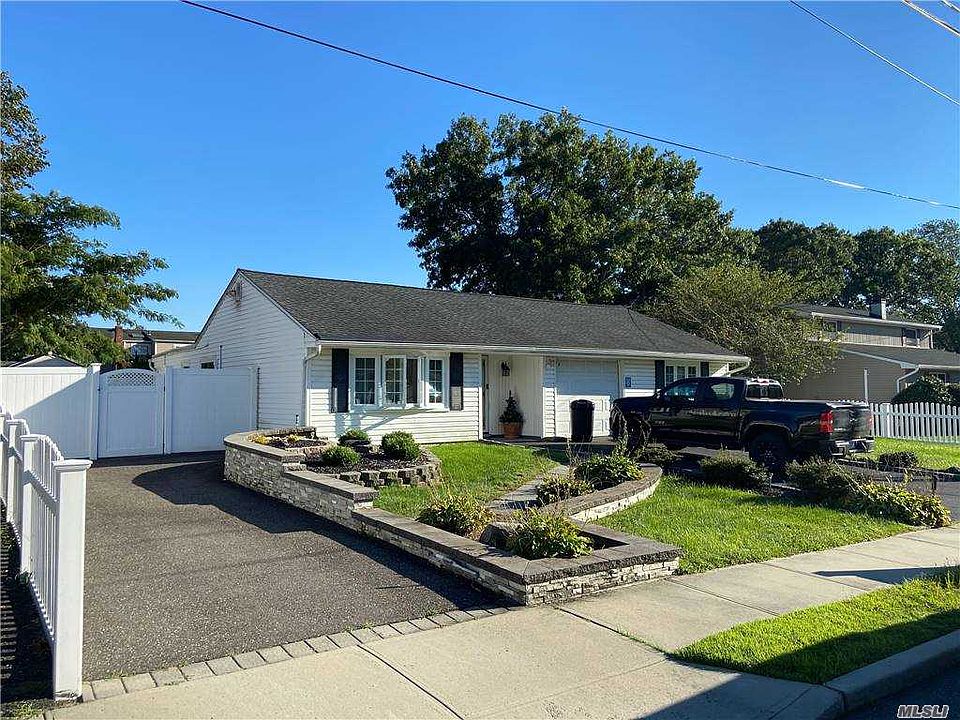 1st image of 32 Monterey Ln