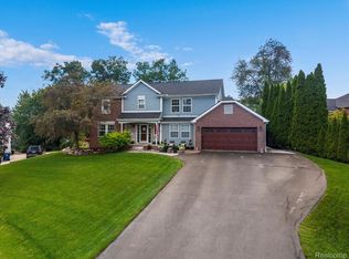 1080 Forest Bay Ct, Waterford, MI 48328