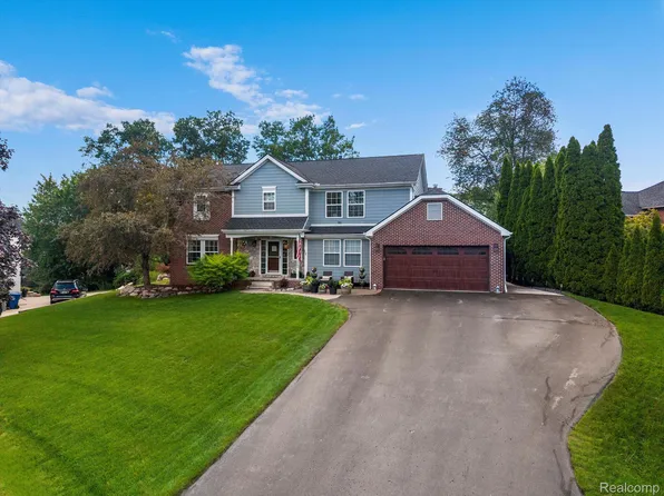 1080 Forest Bay Ct, Waterford, MI 48328