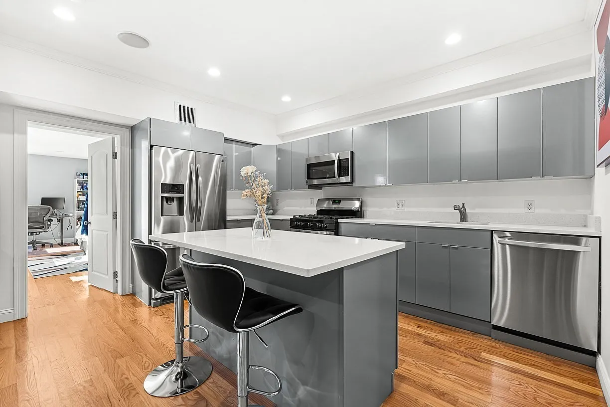 2 bed, 1.0 bath, 812 sqft, $3,400 — Photo 3