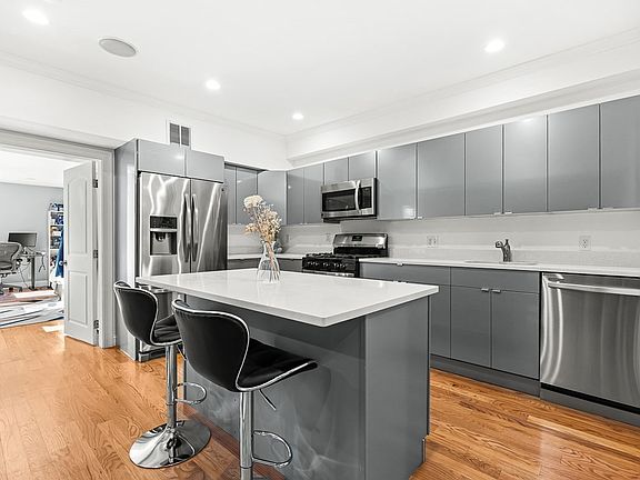 3rd image of 305 Sumner St #2