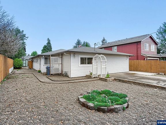3rd image of 1313 Shady Ln NE