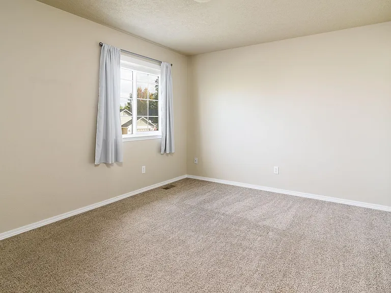 335 E Moskee St — Photo 12