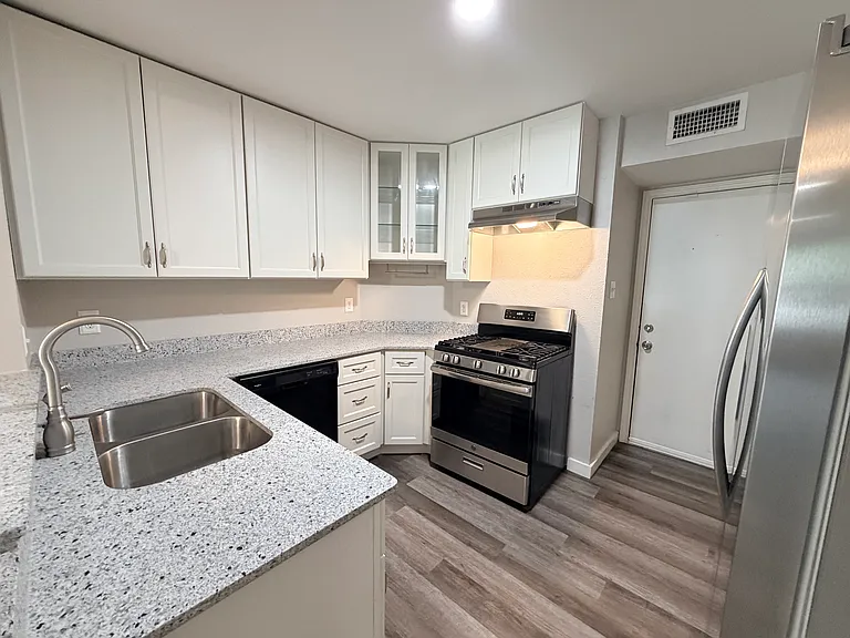 2412 Lakeview Cir #2414 — Photo 11
