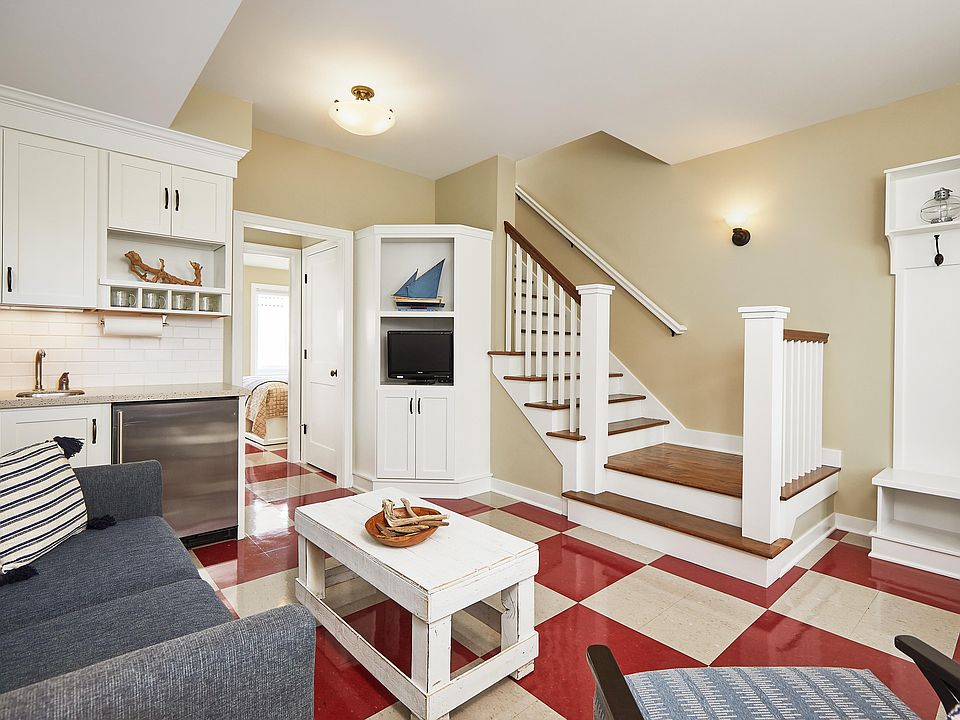 1st image of 2061 Lake St #8