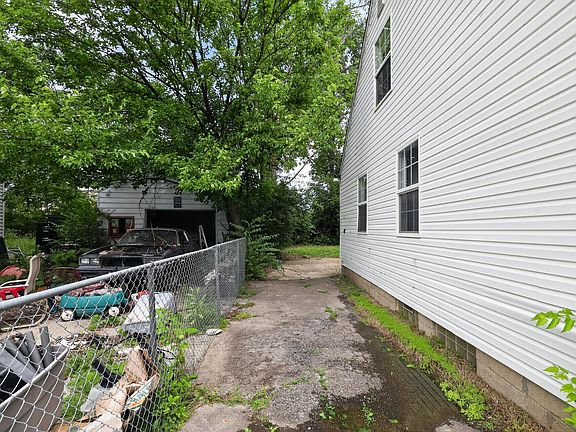 4th image of 2579 Lexington Ave