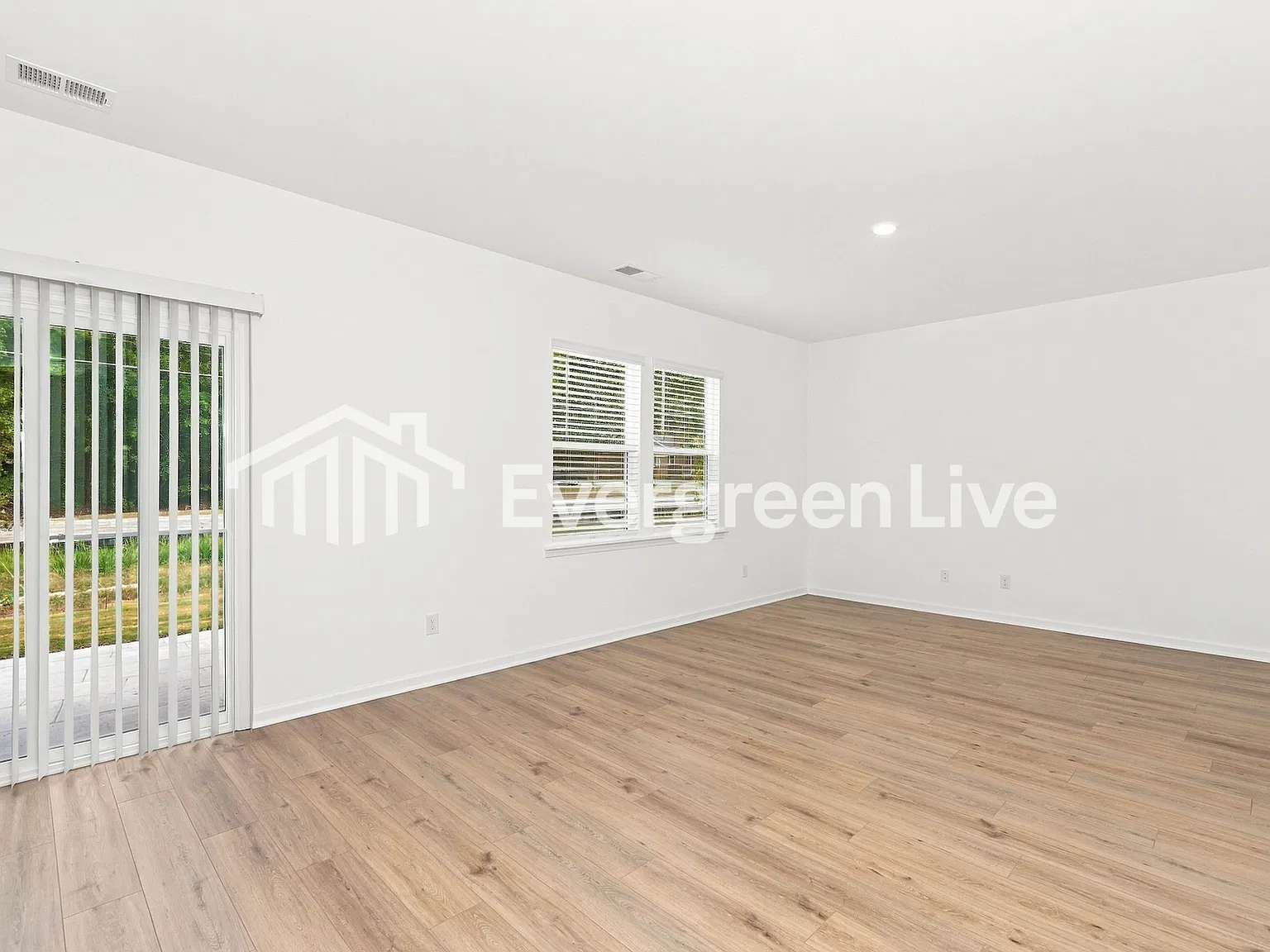 4 bed, 2.5 bath, 1809 sqft, $2,035 — Photo 2