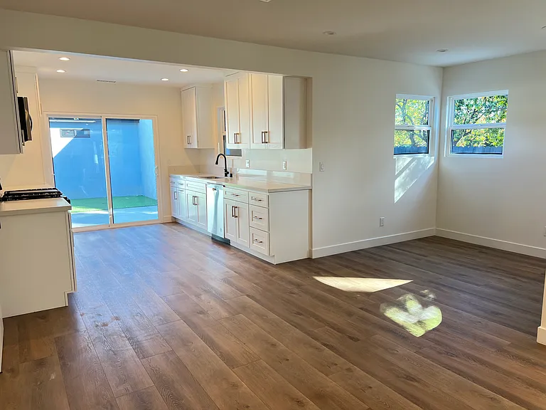 7026 Andasol Ave — Photo 4
