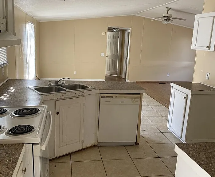 270 Evans St — Photo 2