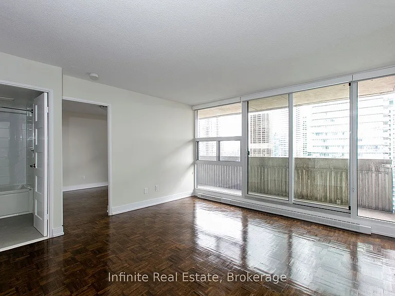 33 Isabella St #814 — Photo 1