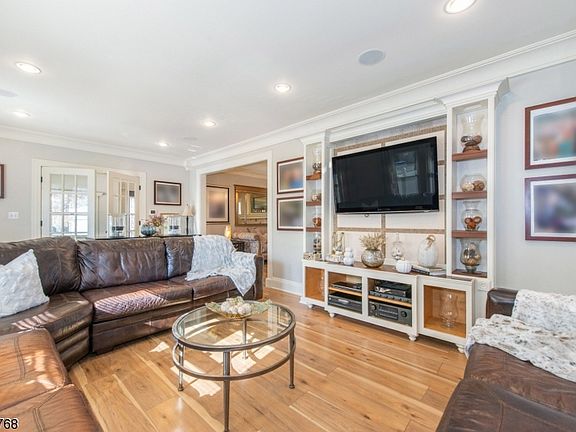4th image of 72 Woodside Ave