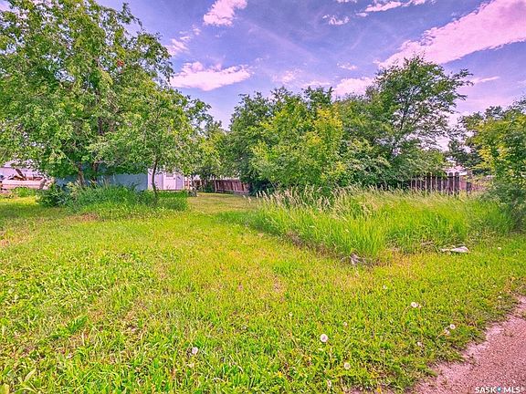 3rd image of 205 6th AVENUE W