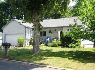 11 1st Ave, Waterford, CT 06385