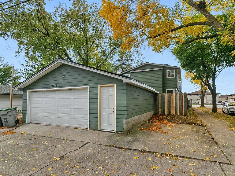 9332 W Silver Spring Dr — Photo 15