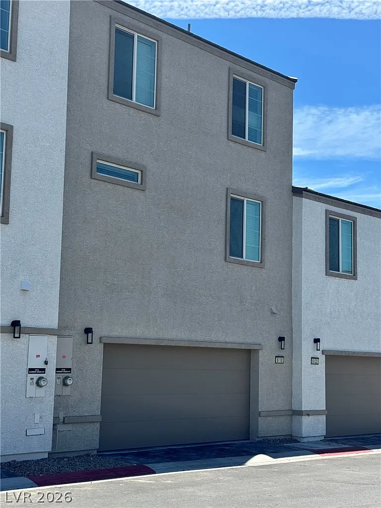 4 bed, 3.5 bath, 2003 sqft, $2,950 — Photo 2