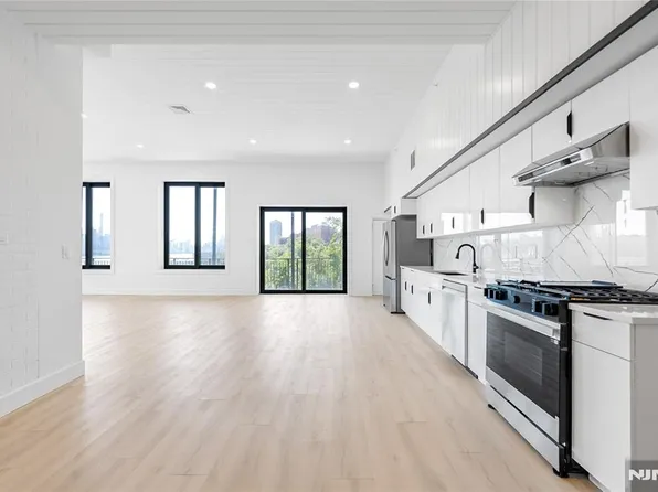 114 Pine Street image 10 of 35