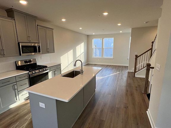 4th image of 839 Pecan Rd