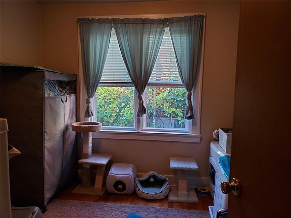 5th image of 321 Oak Hill Ave