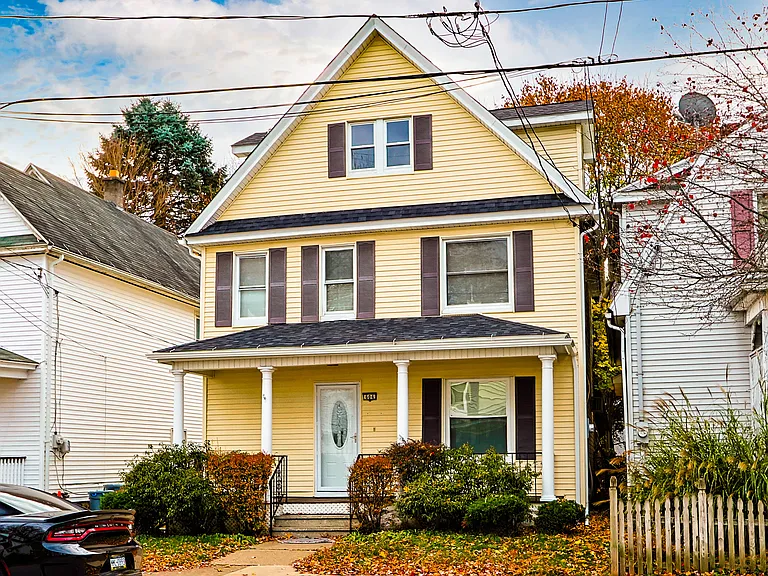 604 Dean St — Photo 1
