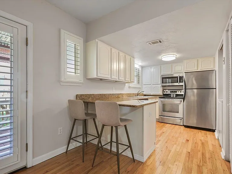 517 E Jefferson St #45 — Photo 13