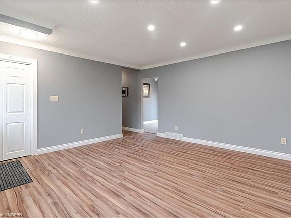 5th image of 10 Westdale Dr
