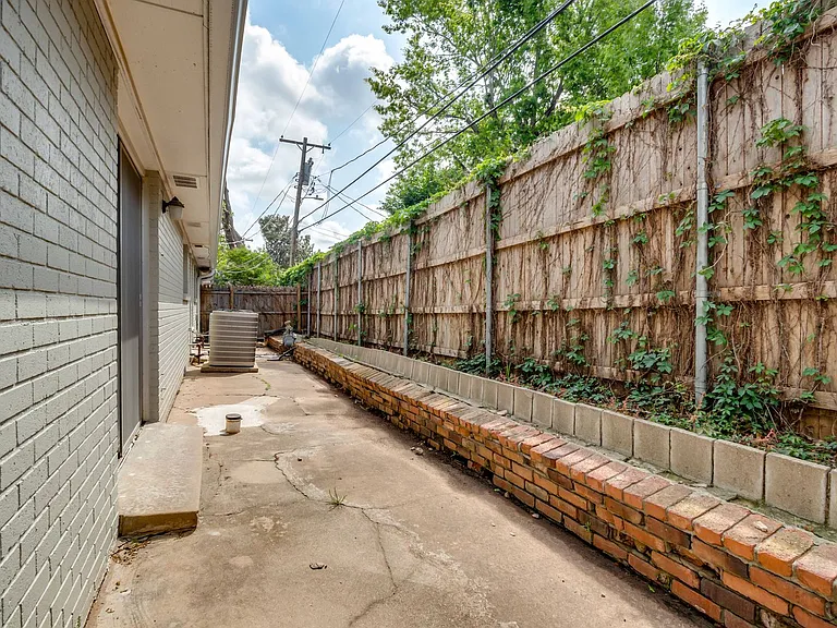2518 NW 62nd St — Photo 45