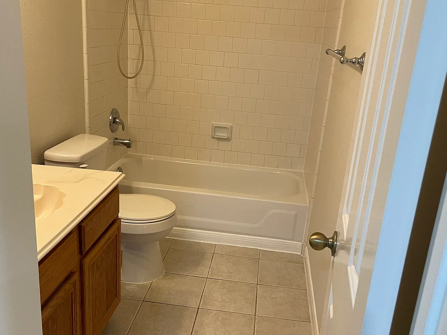 3 bed, 2.5 bath, 2128 sqft, $1,900 — Photo 2
