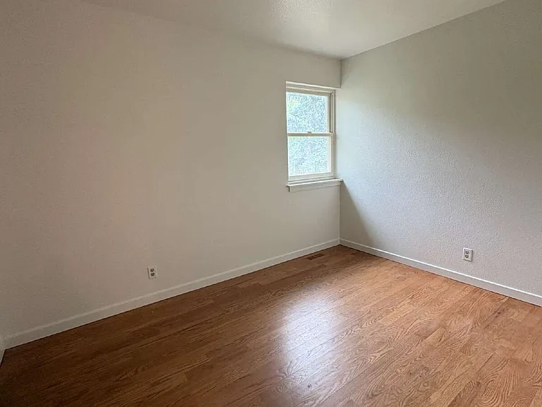 694 Echo Ln — Photo 3
