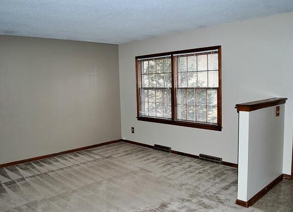3rd image of 4142 Carriage Ln