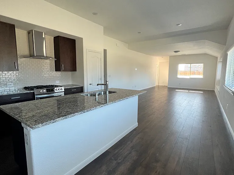 1204 Sumner St — Photo 6