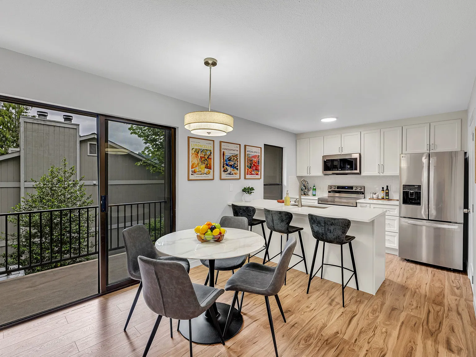 2 bed, 1.5 bath, 908 sqft, $2,600 — Photo 2