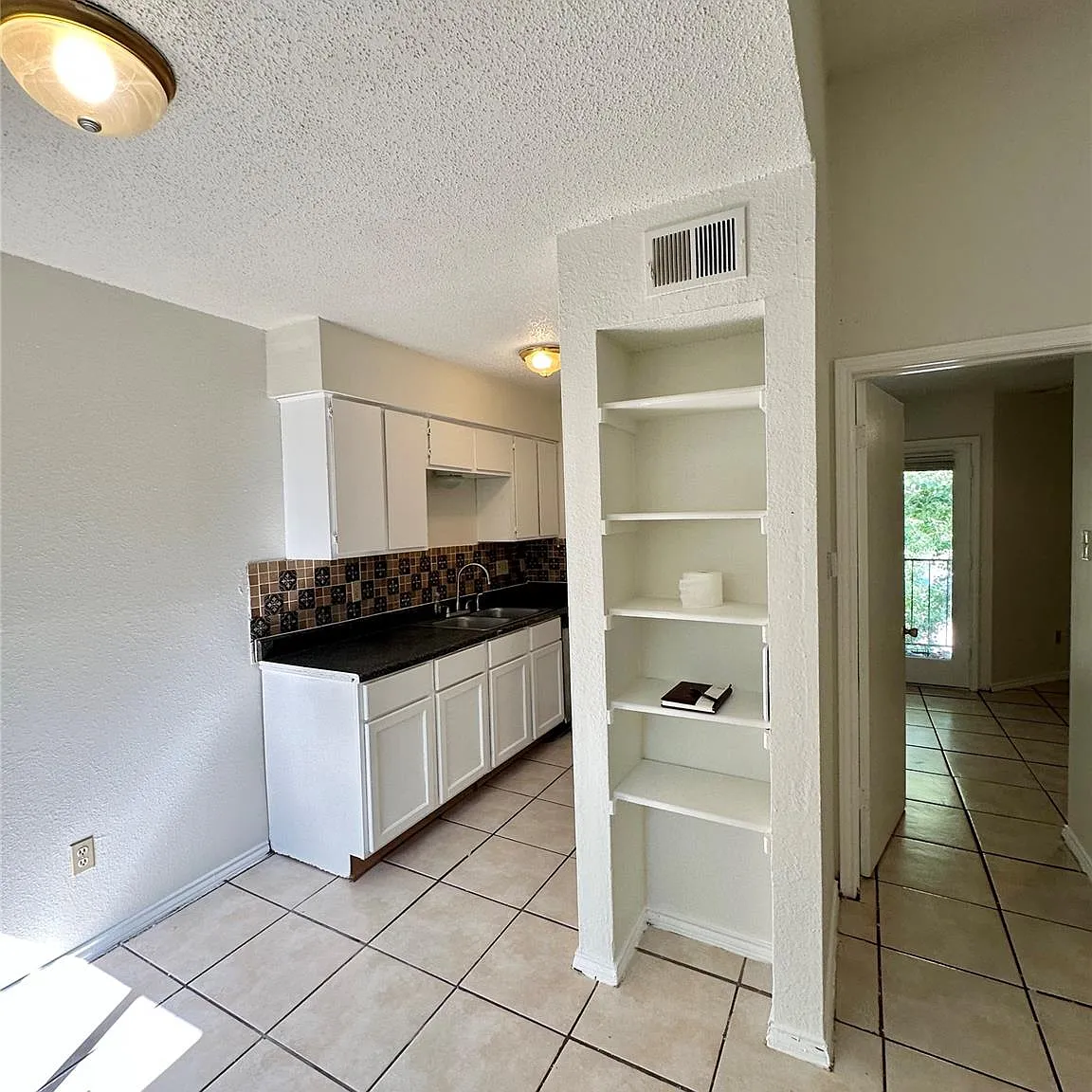1 bed, 1.0 bath, 450 sqft, $950 — Photo 2