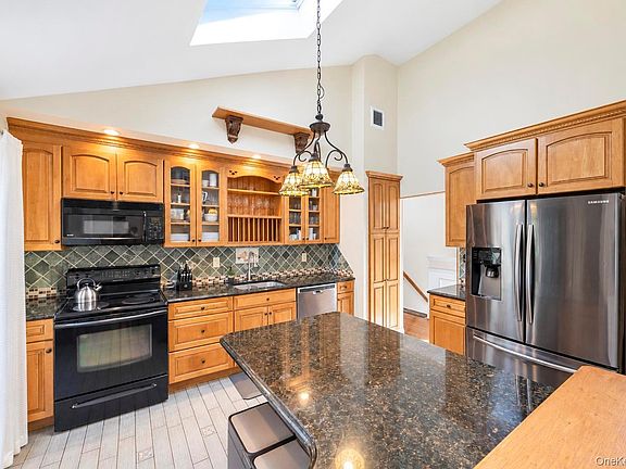4th image of 137 Ridgewood Avenue
