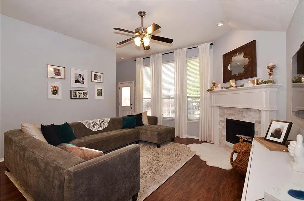 4 bed, 1797 sqft, $2,295 — Photo 2