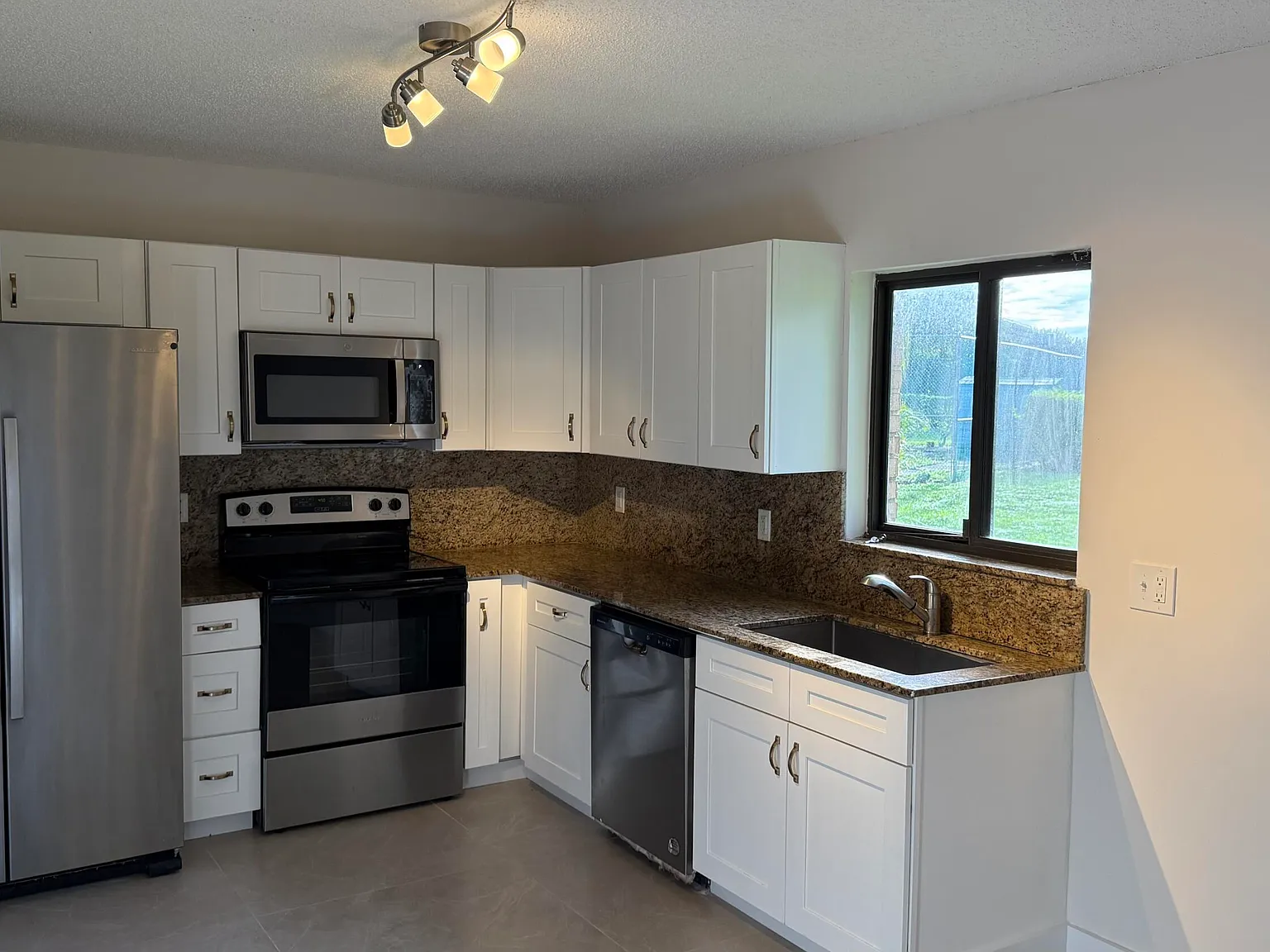 3 bed, 2.5 bath, 1788 sqft, $2,500 — Photo 2
