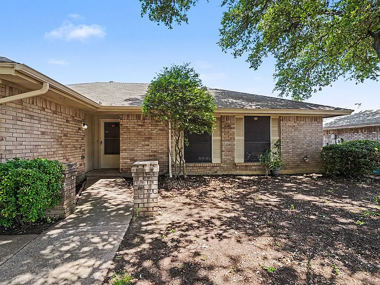 2608 Green Ridge St — Photo 3