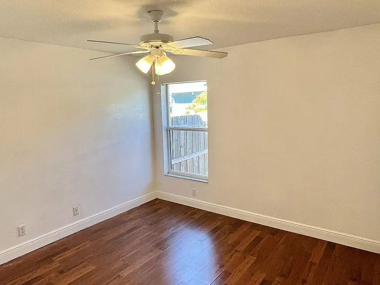 120 SW Grimaldo Ter — Photo 2